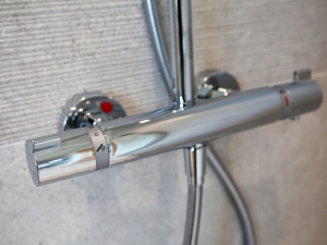 Stylish, fixed Vado overhead shower with chrome shower valves.