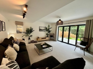Lounge With Bifolds